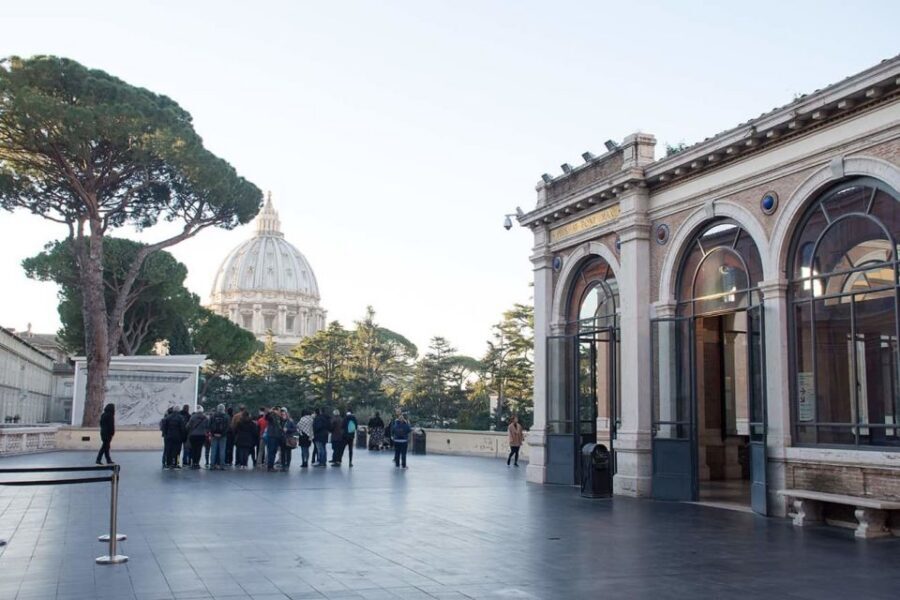 Rome: Skip the line Vatican Museums & Sistine Chapel Tour - Key things you’ll notice right away