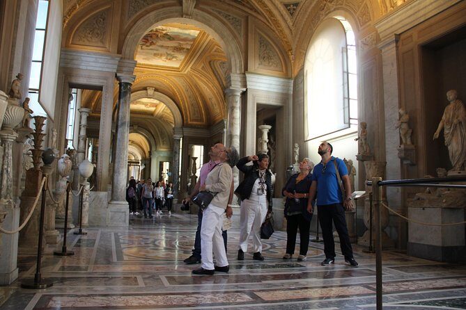 Spanish Small Group Tour of the Vatican Museums, Sistine Chapel & St. Peter's - St. Peter’s Square: a short pause after the big rooms