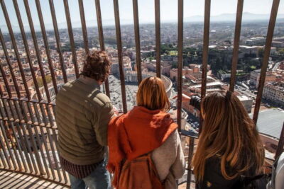 Vatican: St. Peter’s Basilica, Dome Climb & Papal Tombs Tour - Meeting at Piazza della Città Leonina: find the flag, not the panic